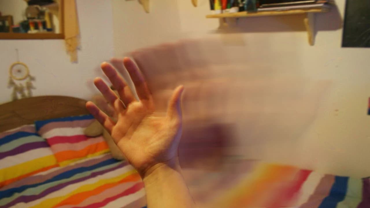 Visual tracers left by a moving hand